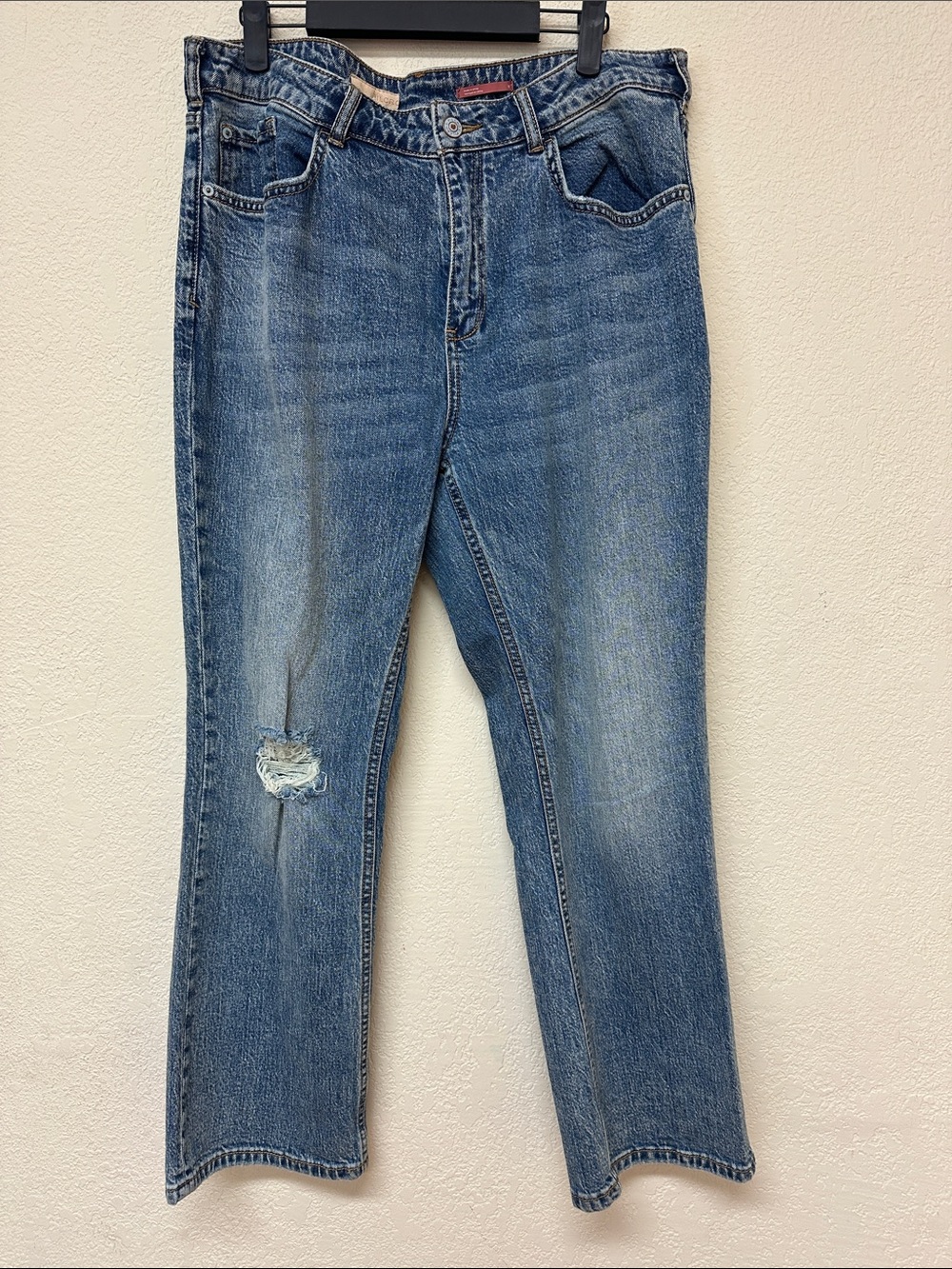 Anthropologie Pilcro womans Blue Distressed straight leg  Jeans size 32